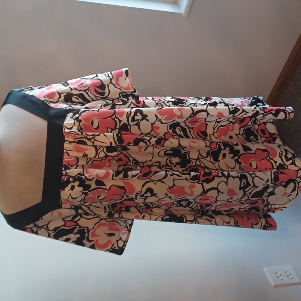 4/$16- Nwot Apostrophe Woman pink and black floral blouse